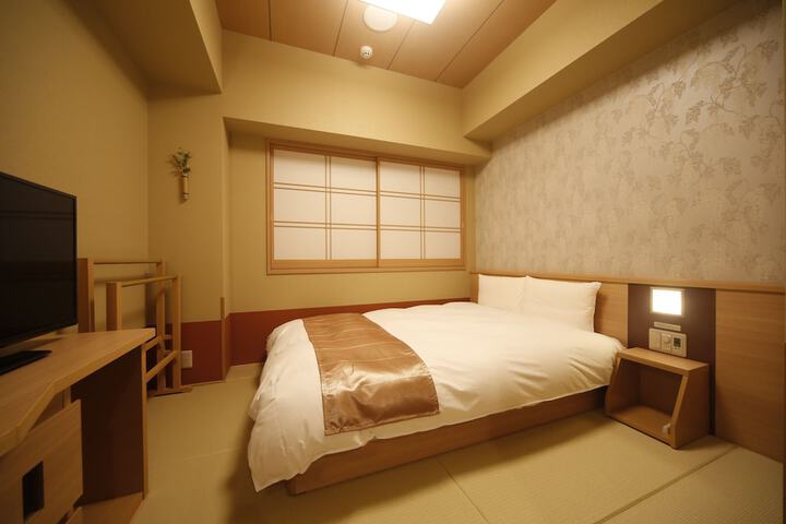 Room 12 of 102