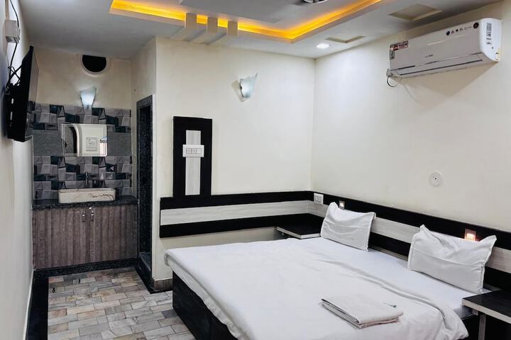Room 3 of 16