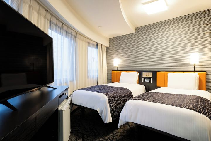 Room 5 of 16
