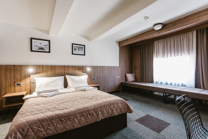 Room 37 of 62