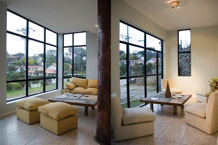 Lounge 26 of 44