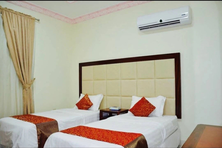 Room 4 of 16