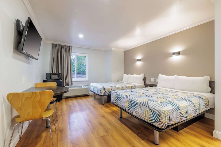 Double Accessible Queen Size Bed (4 of 7)