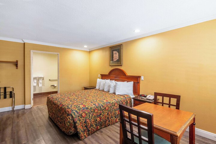 1 King Bed (14 of 15)