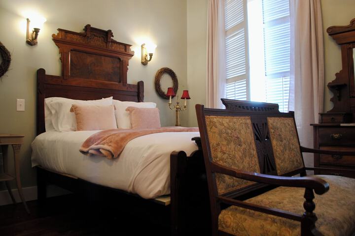Room 5 of 28