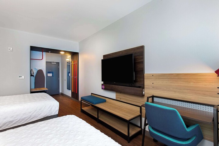 2 Queen Beds with Walk in Shower (9 of 14)