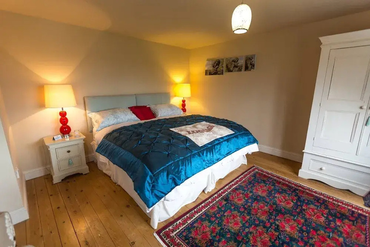 Room 5 of 12