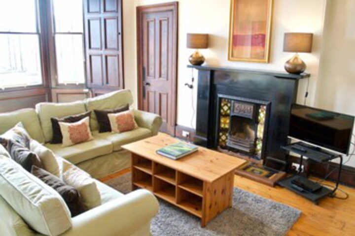 2 Bedroom Flat Near The Kings Theatre