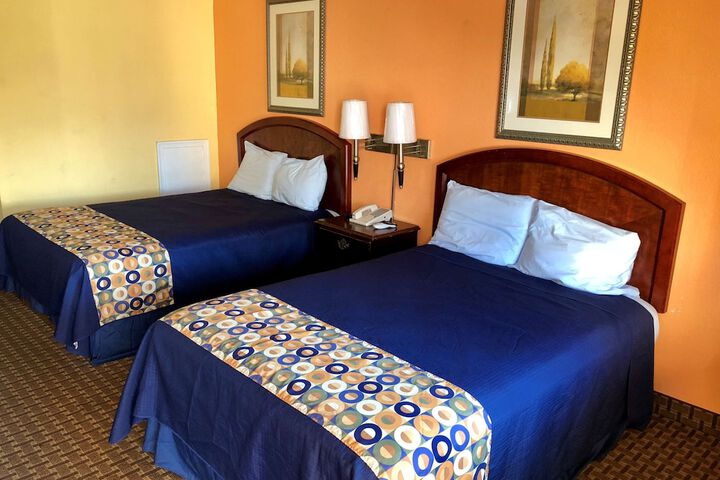 1 Queen Bed (3 of 8)