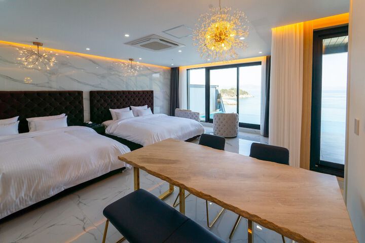 Room 32 of 60