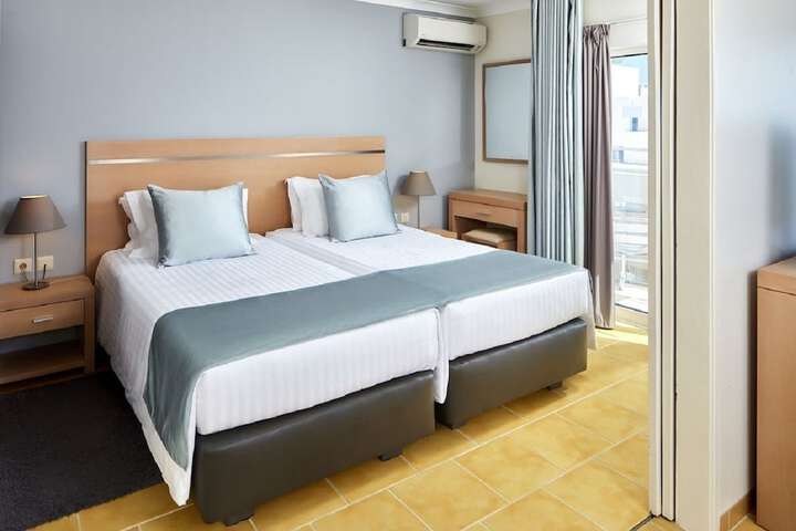 Room 10 of 40