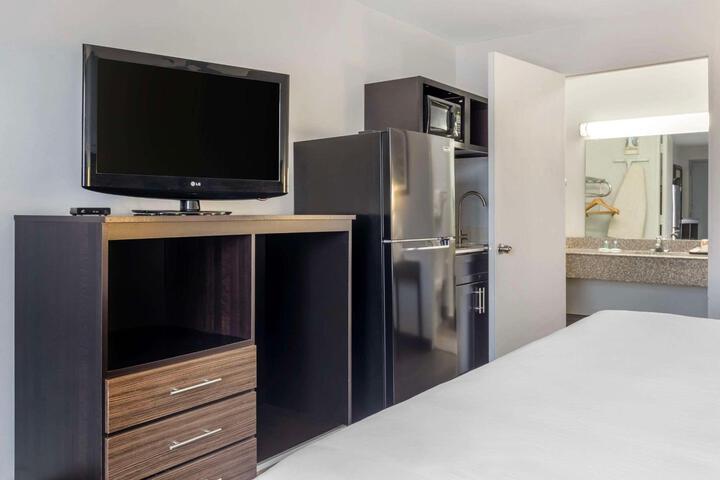 1 King Bed Efficiency (12 of 12)