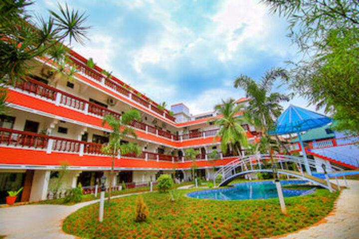 Hotel Exterior 3 of 13