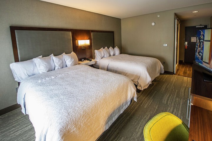 2 Queen Beds (9 of 12)