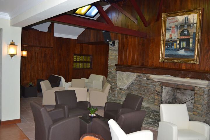 Lounge 40 of 48