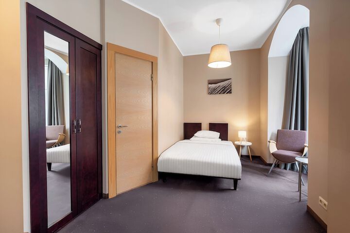 Room 4 of 42