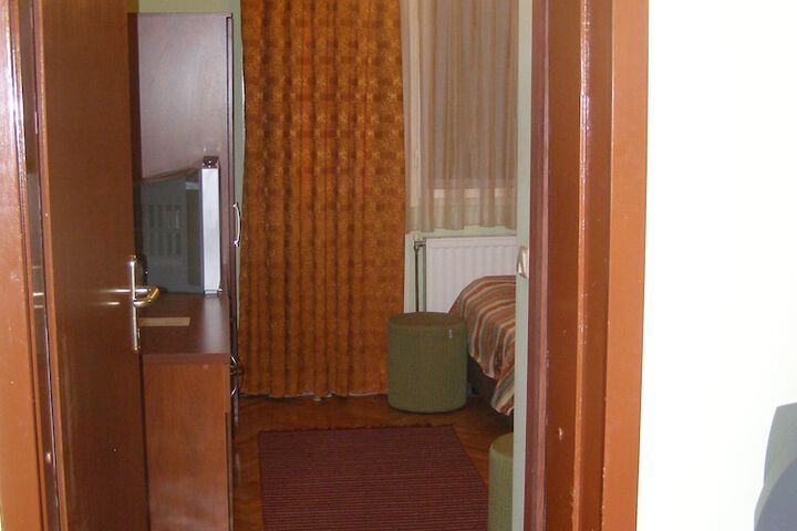 Room 5 of 20