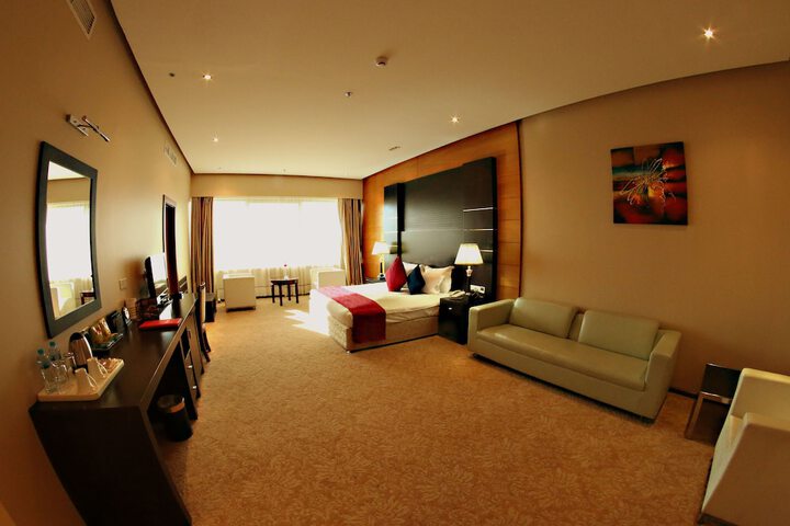 Room 5 of 76
