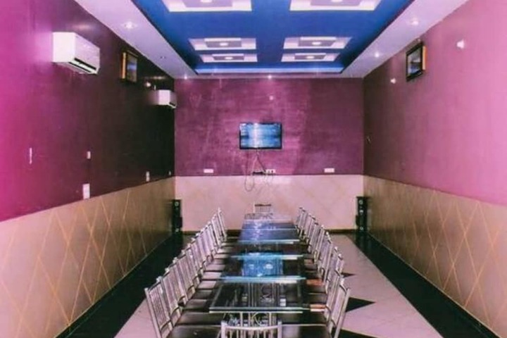 Dining 3 of 6