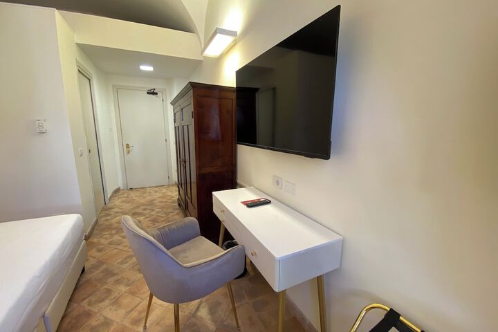 Room 43 of 180