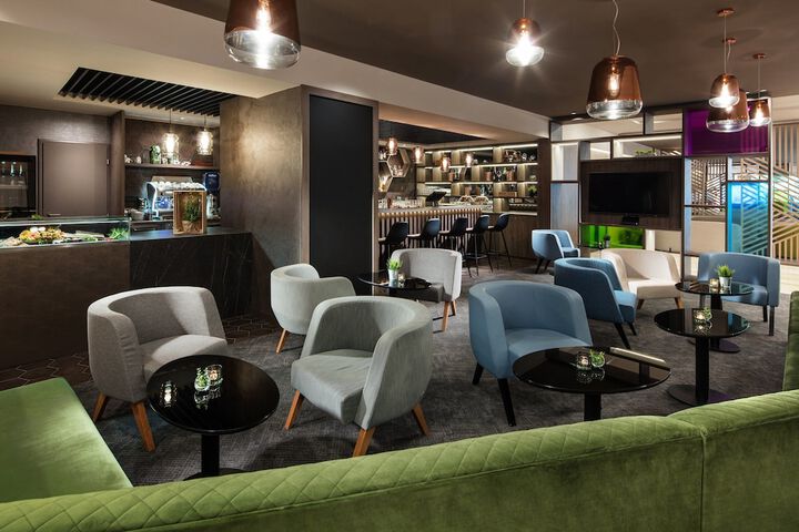 Lounge 42 of 67
