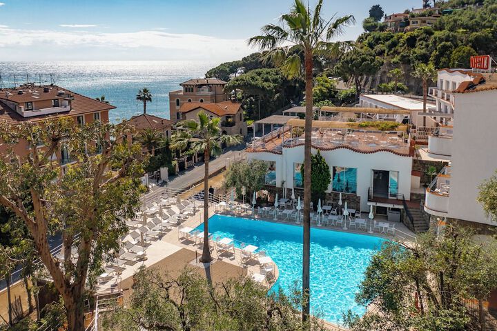 Hotel with Pool