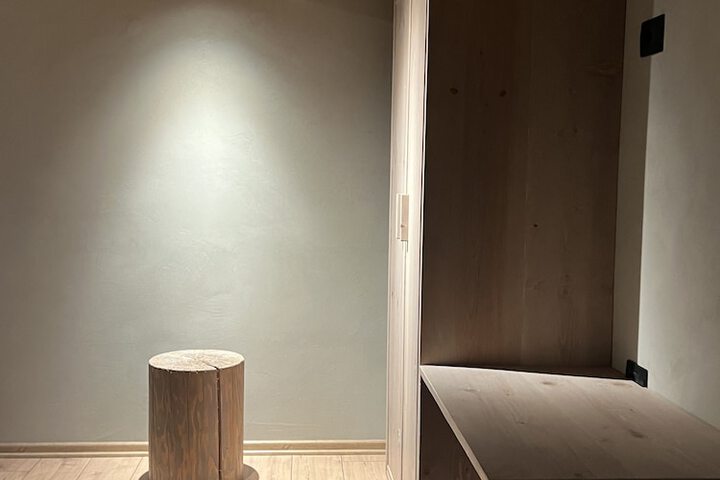 Room 12 of 93