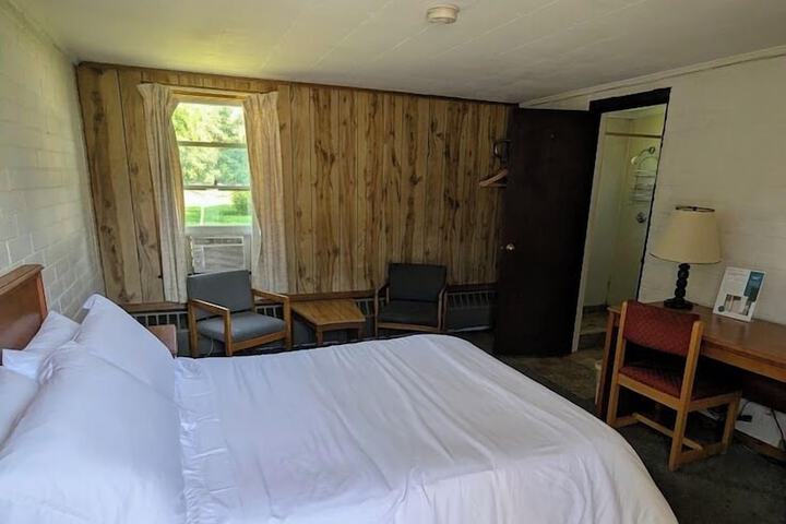 Room 4 of 27