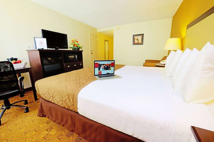 1 King Bed (2 of 11)