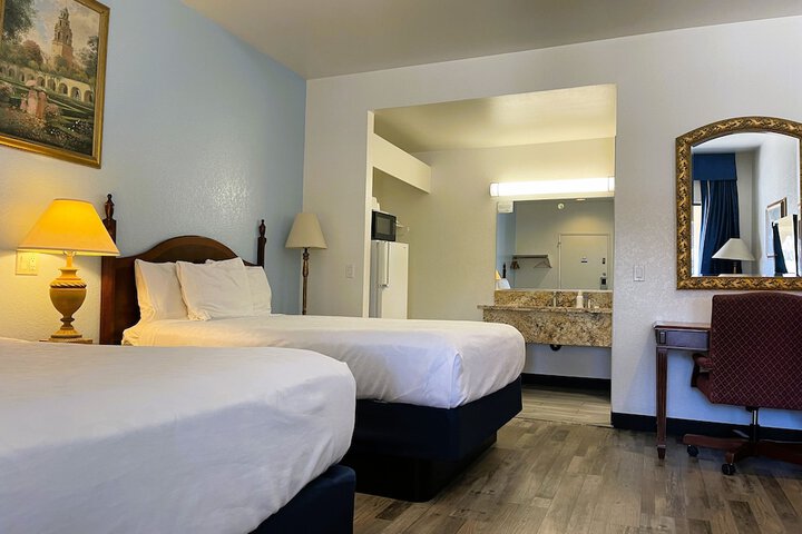 2 Queen Beds (1 of 10)