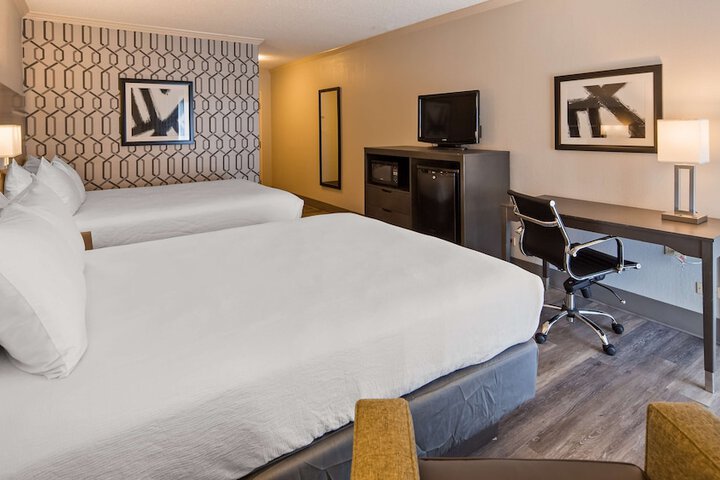 2 Queen Beds (2 of 13)