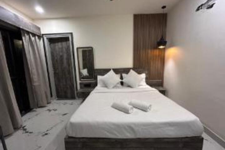 Room 10 of 16