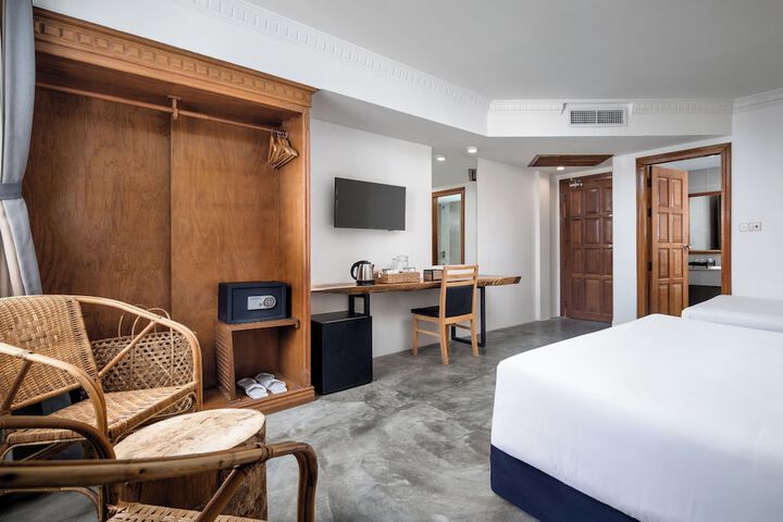 Room 12 of 16