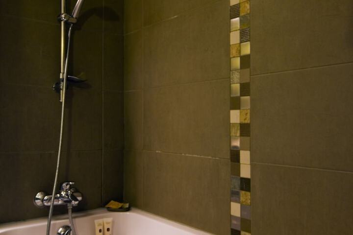 Deep soaking bathtub