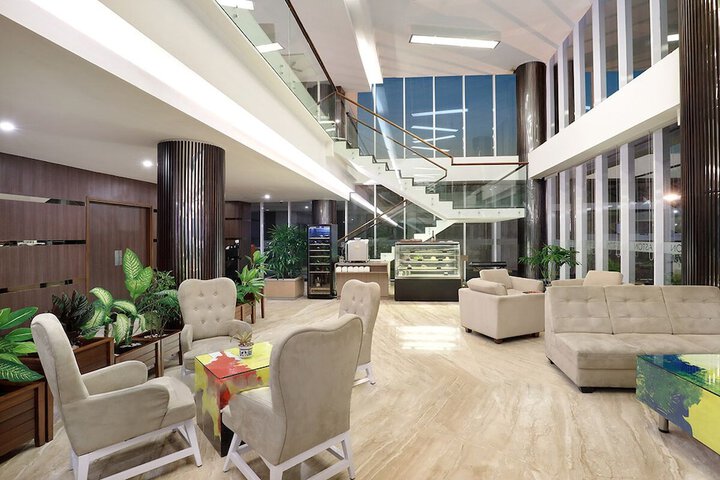 Lounge 28 of 46