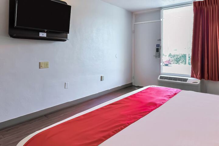 1 King Bed (4 of 16)