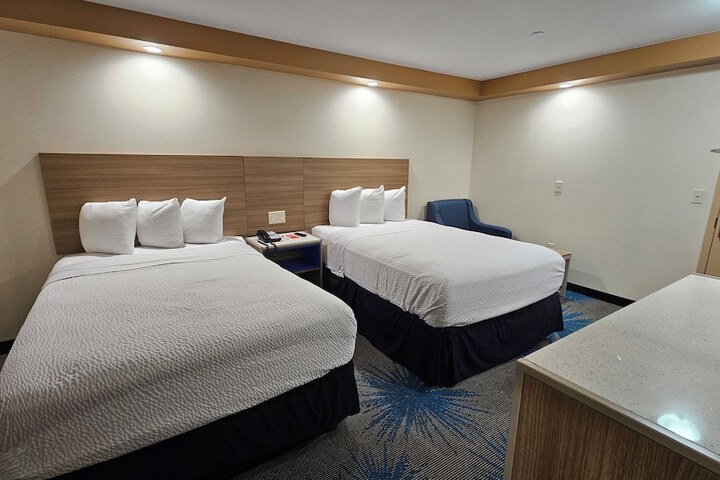 2 Double Beds (7 of 14)