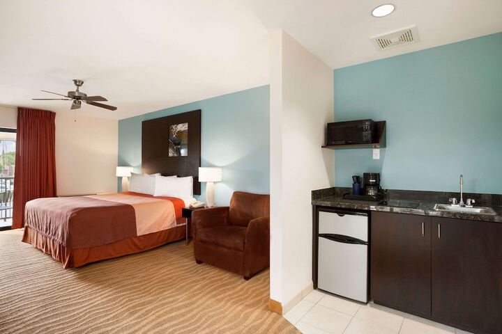 1 King Bed Ground Floor (8 of 10)