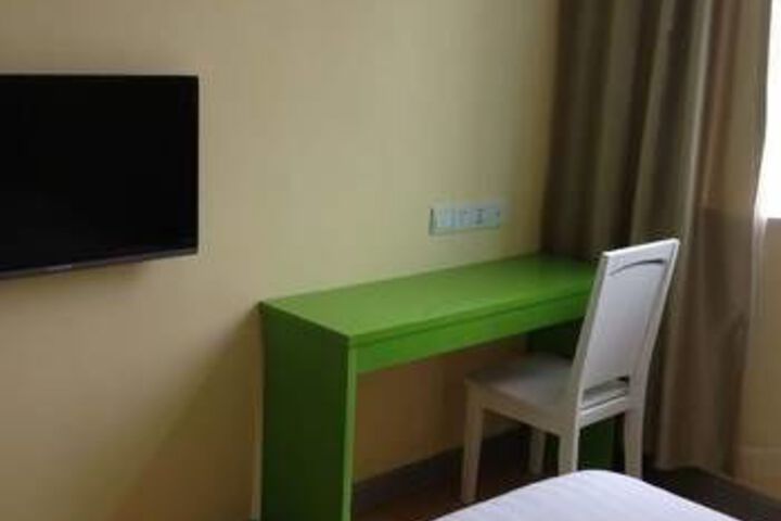 Room 5 of 9