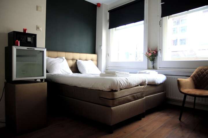 Room 25 of 132