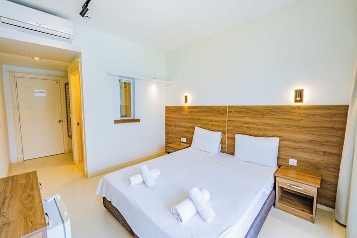 Room 2 of 65