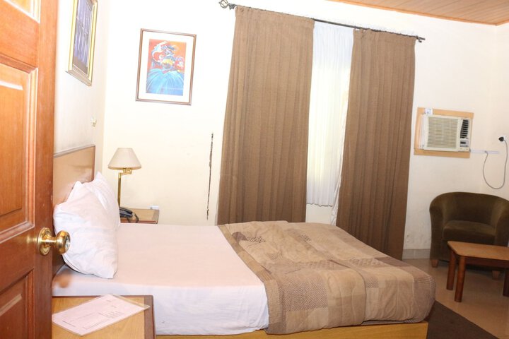 Room 6 of 27