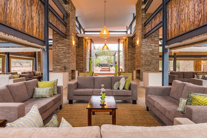 Lounge 50 of 68