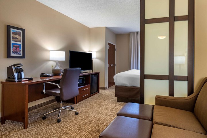 1 King Bed Suite (24 of 30)
