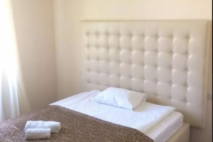 Room 6 of 8