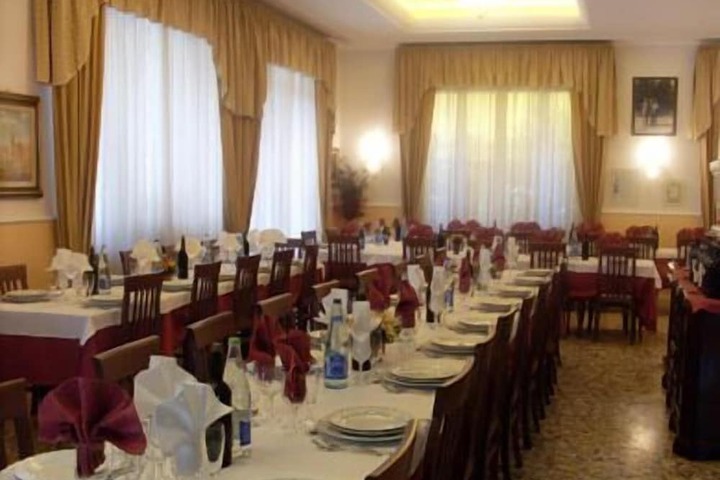 Dining 17 of 26