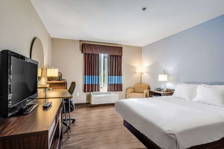 1 Queen Bed (6 of 12)