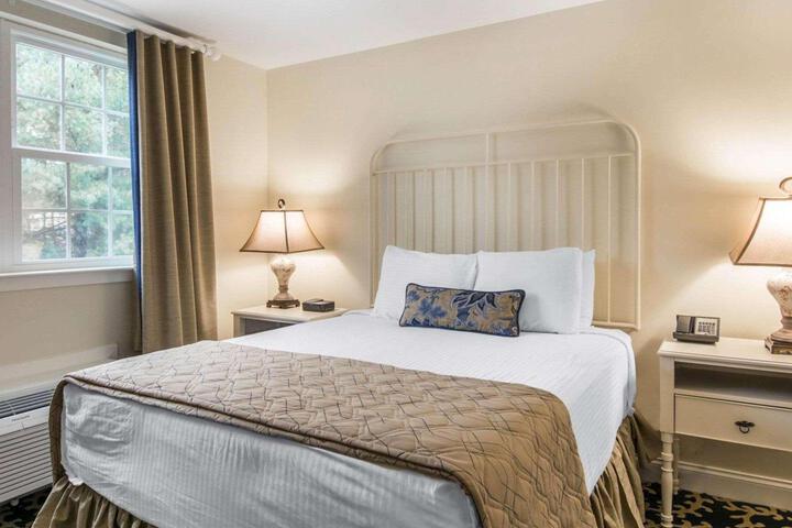 1 Queen Bed (6 of 13)