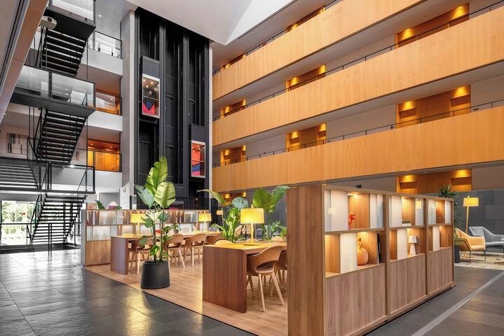 Entrance & Lobby