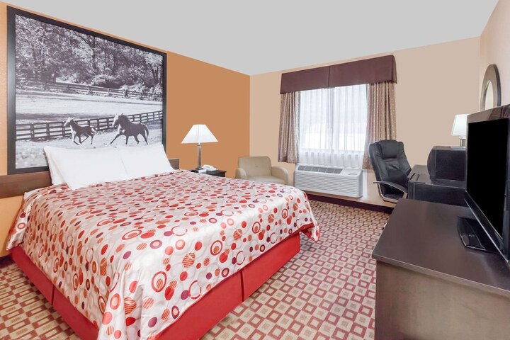 1 Queen Bed (5 of 8)